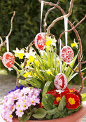 D&eacute;corations florales et &oelig;ufs de P&acirc;ques rouges